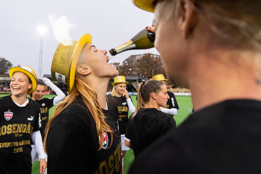 Rosengårds Glodis Perla Viggosdottir jublar och dricker ur