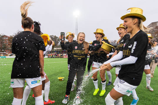 Rosengårds Nathalie Björn jublar och sprutar champagne