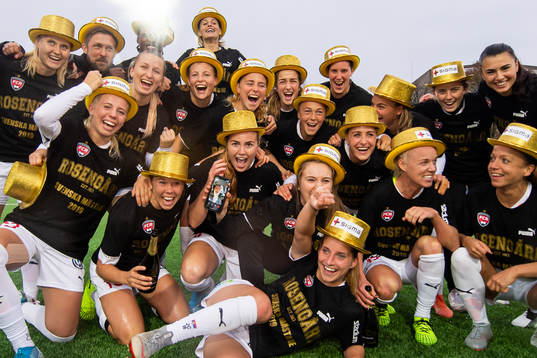 Rosengårds spelare jublar med guldhattar