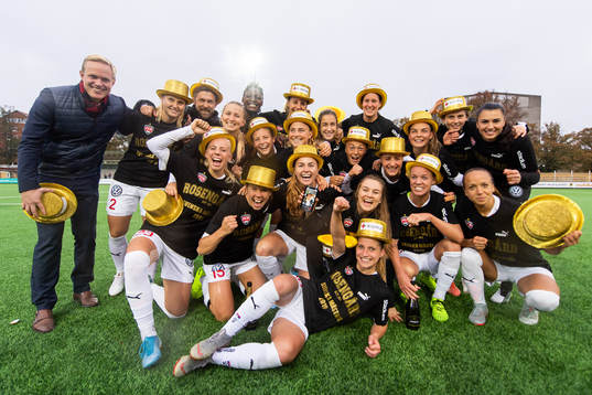 Rosengårds spelare jublar med guldhattar