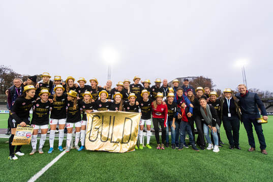 Rosengårds spelare jublar med en guldskylt