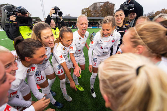 Rosengårds Caroline Seger och lagkamrater jublar