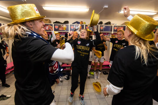 Rosengårds spelare jublar i omklädningsrummet