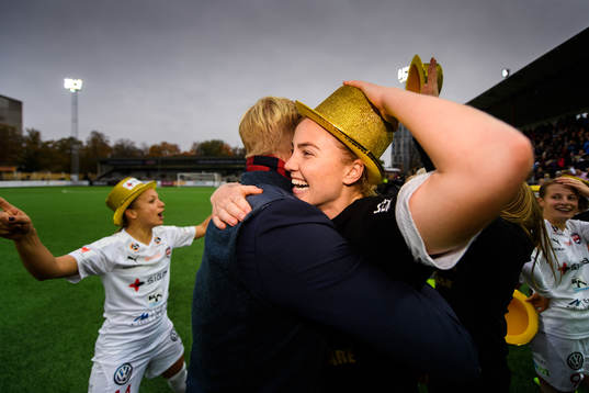 Rosengårds tränare Jonas Eidevall kramar om Glodis Perla