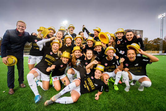 Rosengårds spelare jublar i guldhattar