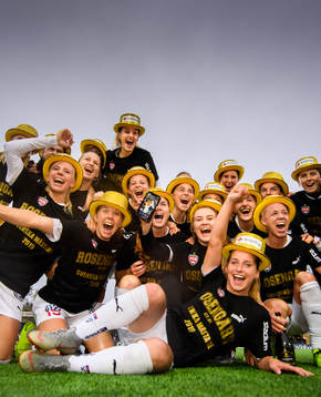 Rosengårds spelare jublar i guldhattar