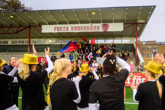 Rosengårds spelare jublar med supportrarna