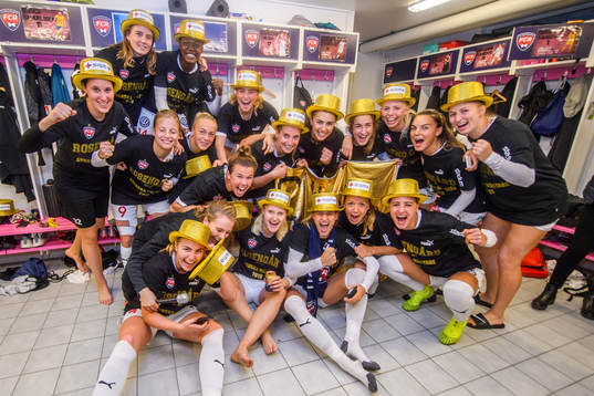Rosengårds spelare jublar i omklädningsrummet