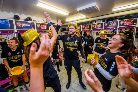 Rosengårds målvaktstränare Kenneth Mattsson jublar i