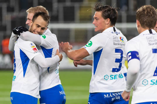 IFK Norrköpings Andreas Blomqvist gör 1-0 och jublar med