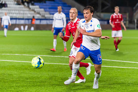 IFK Norrköpings Rasmus Lauritsen jagas av Kalmars Henrik