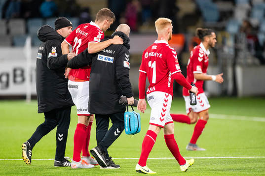 Kalmars Viktor Elm hjälps av plan