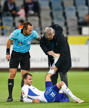 Domare Kaspar Sjöberg med IFK Norrköpings Andreas