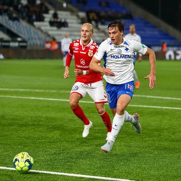 Målchans för IFK Norrköpings Rasmus Lauritsen framför
