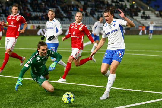 Målchans för IFK Norrköpings Rasmus Lauritsen framför