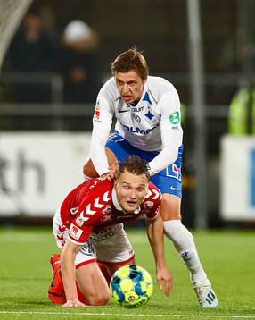 IFK Norrköpings Simon Thern på Kalmars Piotr Johansson