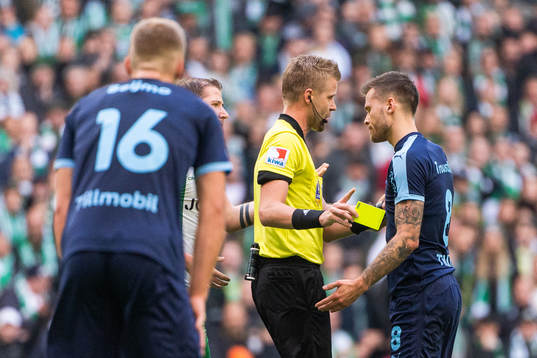 Domare Glenn Nyberg varnar Malmö FFs Arnór Traustason