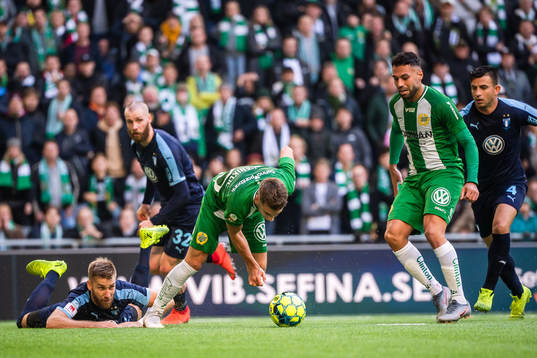 Hammarbys Alexander Kacaniklic faller i straffområdet