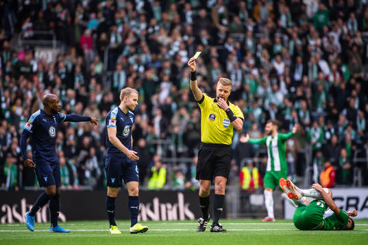 Malmö FFs Oscar Lewicki får gult kort