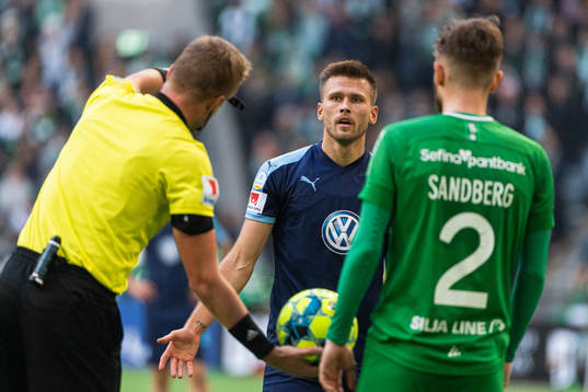 Malmö FFs Arnór Traustason reagerar på ett domslut