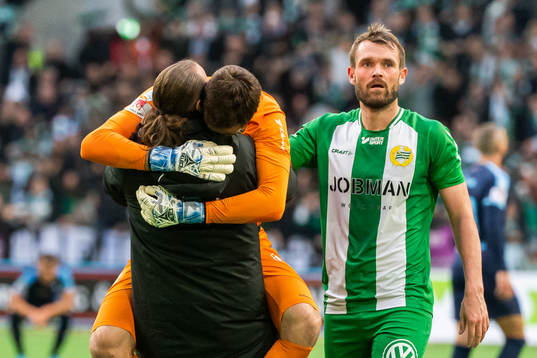 Hammarbys målvakt Johan Wiland kramar om målvakt Davor