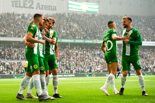 Hammarbys Alexander Kacaniklic jublar med lagkamrater