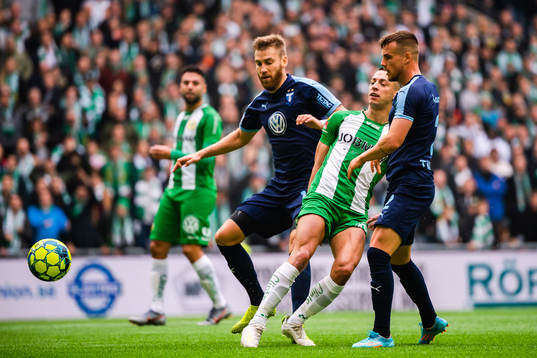 Malmö FFs Rasmus Bengtsson och Eric Larsson försvarar mot