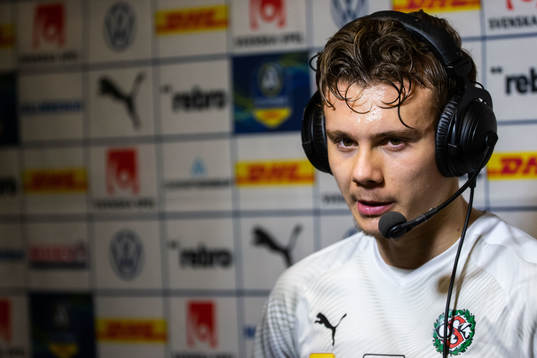 Örebros Jake Larsson blir intervjuad i halvtid