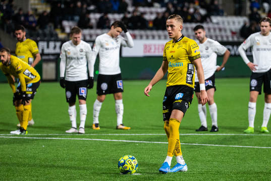 Elfsborgs Jesper Karlsson med en straff som han senare