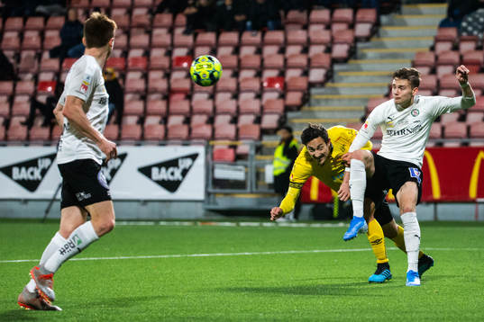 Elfsborgs Stefan Ishizaki och Örebros Jake Larsson