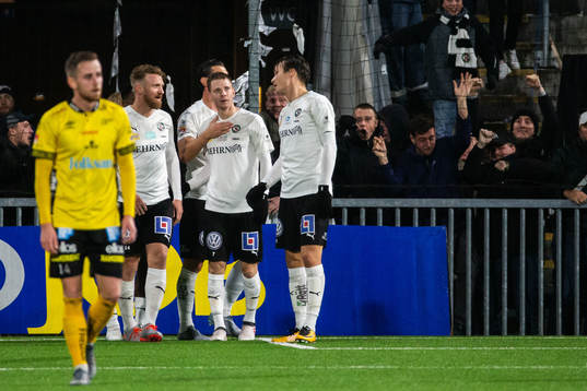 Örebros Johan Bertilsson jublar med lagkamrater