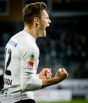 Örebros Jake Larsson jublar vid 1-1