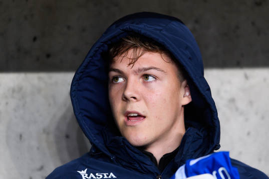 IFK Göteborgs Emil Holm på bänken innan fotbollsmatchen