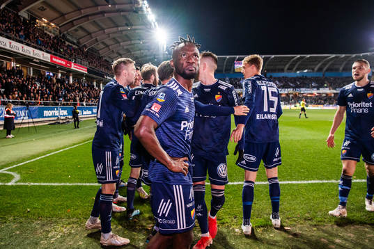 Djurgårdens Mohamed Buya Turay jublar med lagkamrater