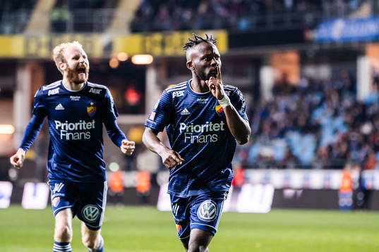 Djurgårdens Curtis Edwards och Mohamed Buya Turay jublar