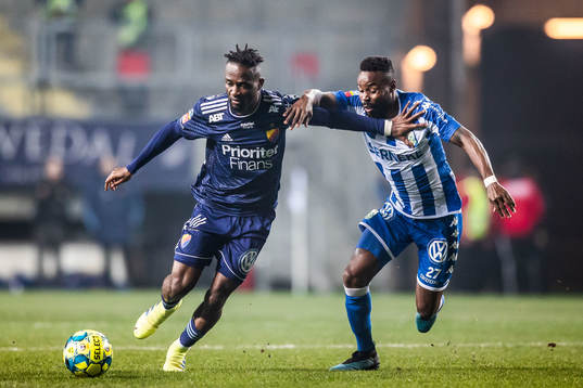 Djurgårdens Mohamed Buya Turay och IFK Göteborgs Nzuzi