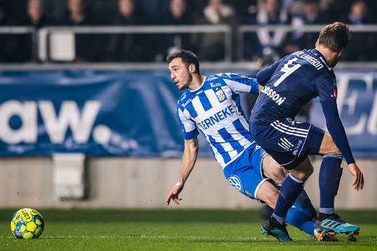 IFK Göteborgs Giorgi Kharaishvili faller i en kamp med