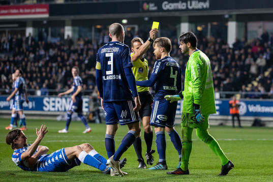 Djurgårdens målvakt Tommi Vaiho tilldelas en varning