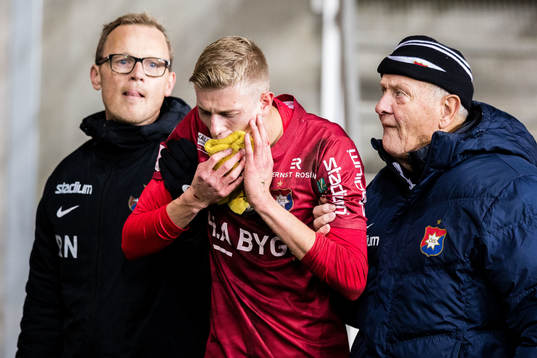 Örgrytes Alexander Bernhardsson lämnar planen med skada