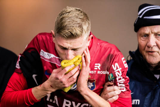 Örgrytes Alexander Bernhardsson lämnar planen med skada