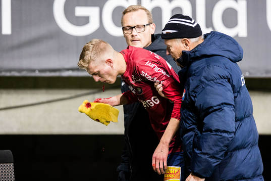 Örgrytes Alexander Bernhardsson lämnar planen med skada
