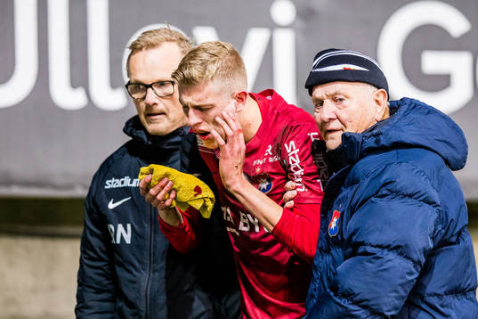 Örgrytes Alexander Bernhardsson lämnar planen med skada