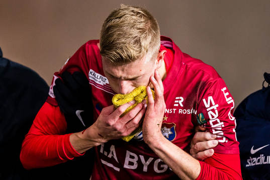 Örgrytes Alexander Bernhardsson lämnar planen med skada