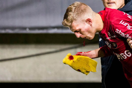 Örgrytes Alexander Bernhardsson lämnar planen med skada