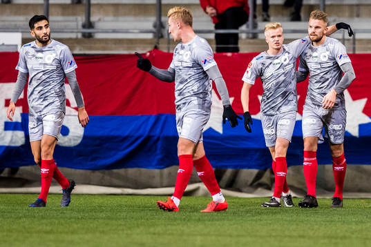 Degerfors Erik Björndahl jublar med lagkamrater
