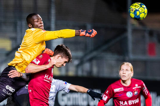 Degerfors målvakt Ismael Diawara och Örgrytes Daniel