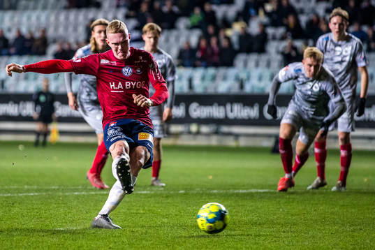Örgrytes David Engström kvitterar till 1-1 på straff