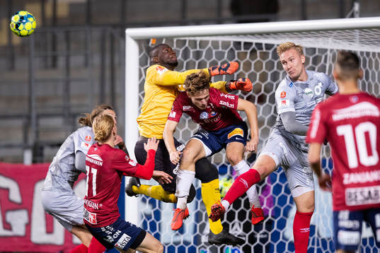 Degerfors målvakt Ismael Diawara och Oliver Ekroth i kamp