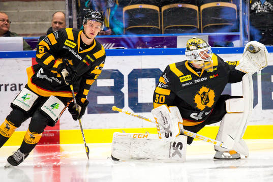 Skellefteås Philip Broberg och målvakt Gustaf Lindvall