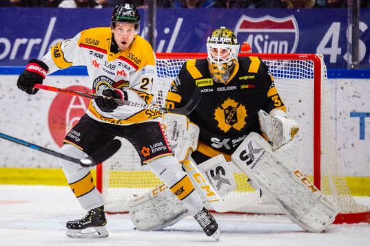 Luleås Juhani Tyrväinen och Skellefteås målvakt Gustaf